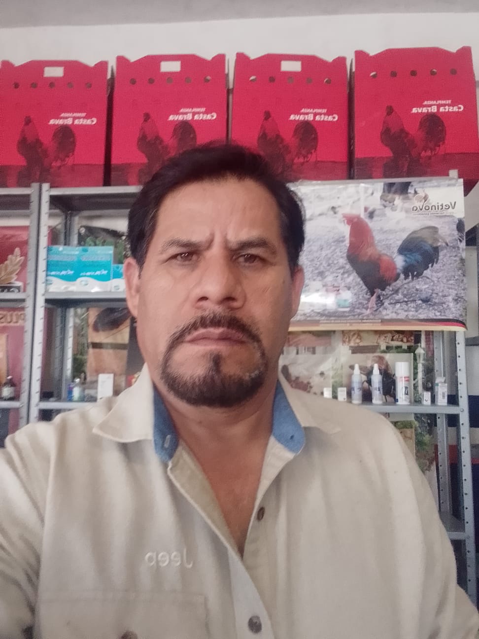 Persona en el interior de una tienda de productos